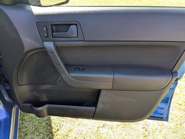 Used 2010 Ford Focus SE FWD image 29