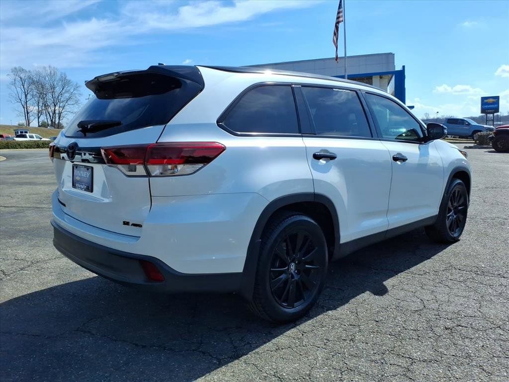 Used 2019 Toyota Highlander SE w/ Nightshade Edition image 3