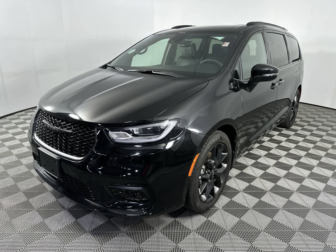 Used 2025 Chrysler Pacifica Limited FWD image 12