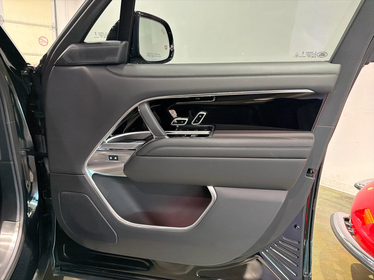 Used 2024 Land Rover Range Rover SE image 36