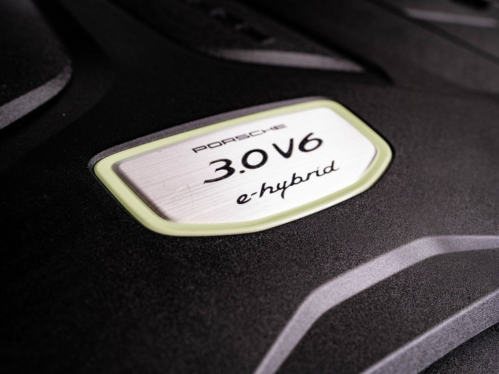 Certified 2022 Porsche Cayenne E-Hybrid w/ Premium Package image 52