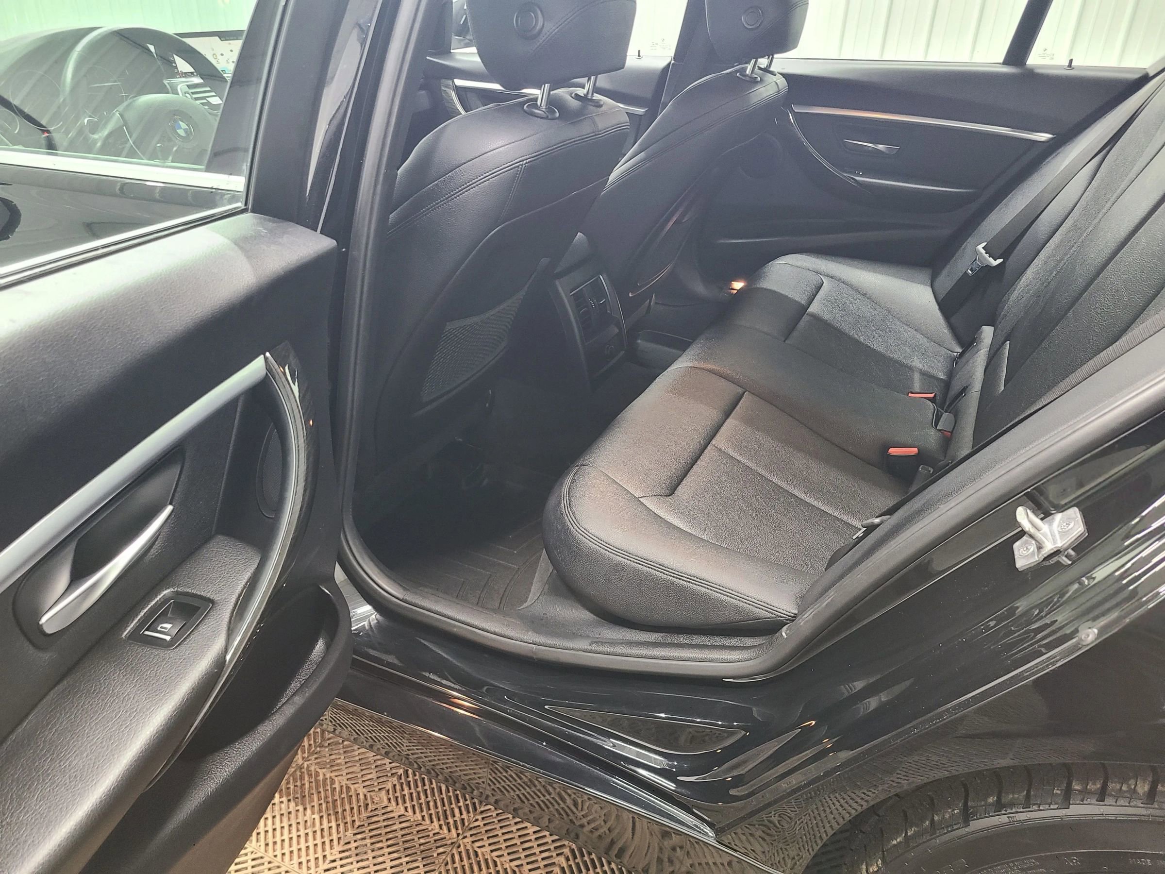 Used 2018 BMW 330i xDrive Sedan w/ Convenience Package image 36