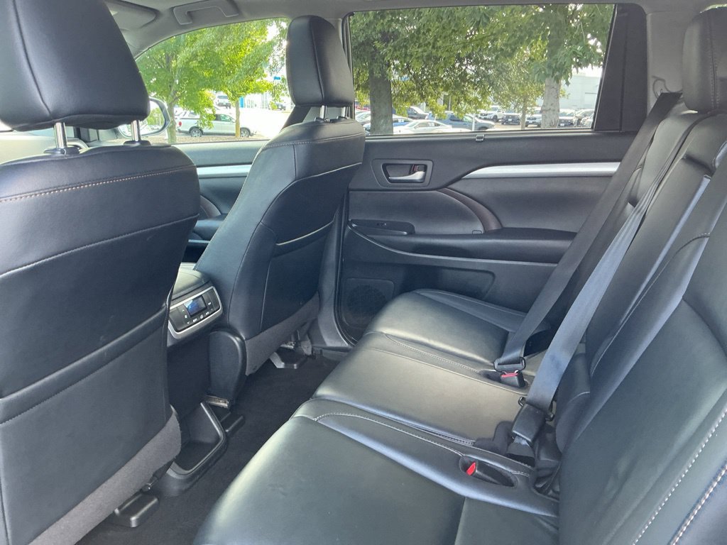 Used 2019 Toyota Highlander XLE AWD/4WD image 34