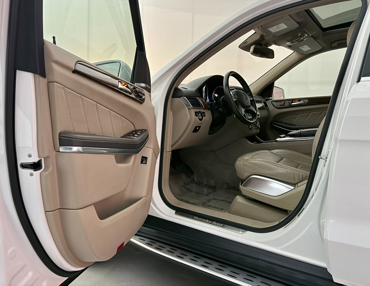 Used 2014 Mercedes-Benz GL 550 4MATIC image 16