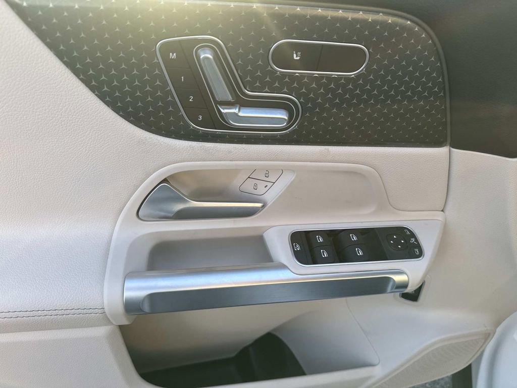 Used 2025 Mercedes-Benz GLB 250 image 19