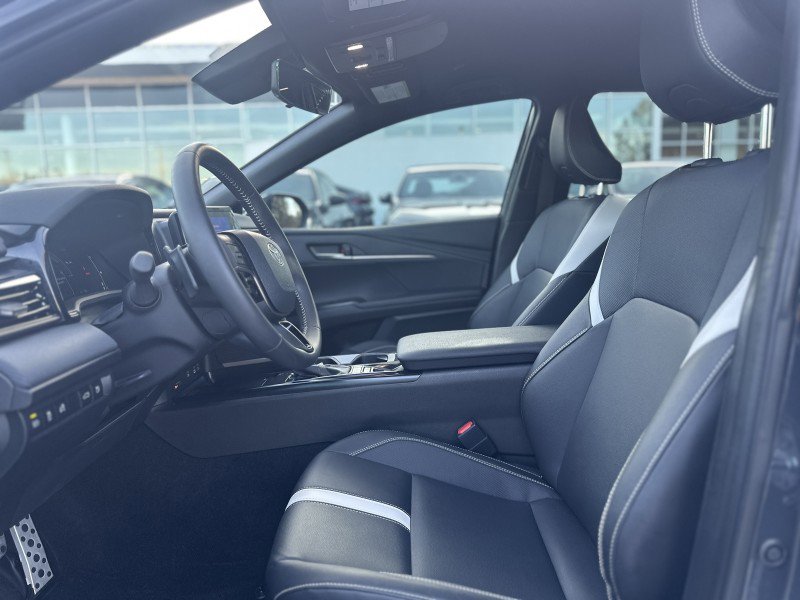 Used 2025 Toyota Camry SE image 12