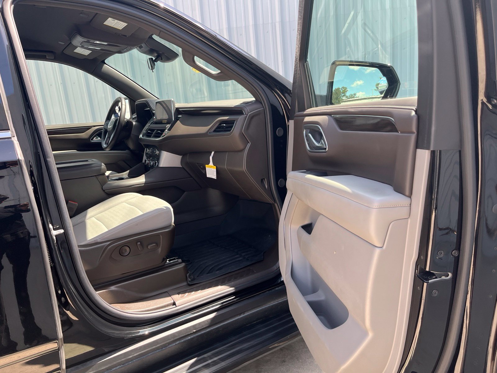 Used 2024 GMC Yukon SLE RWD image 16