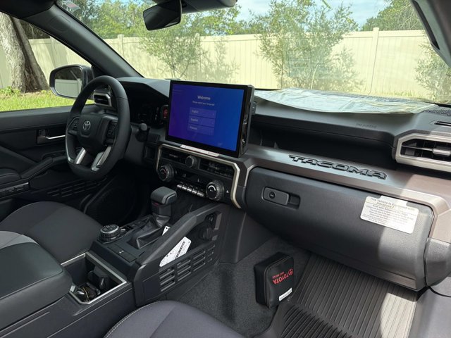 Certified 2025 Toyota Tacoma TRD Off-Road AWD/4WD image 18