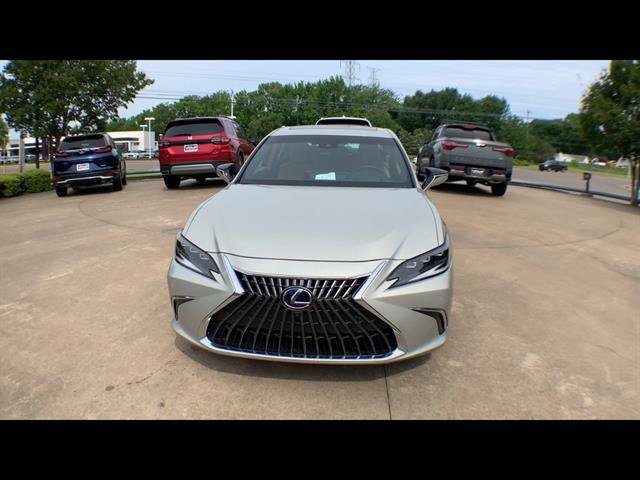 Certified 2022 Lexus ES 300h Ultra Luxury w/ Accessory Package 2 FWD image 3