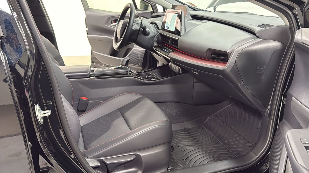 Used 2025 Toyota Prius XSE image 18