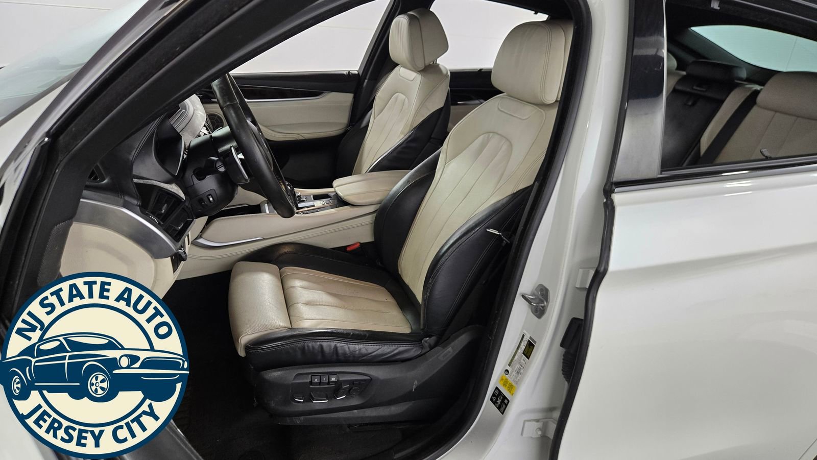 Used 2017 BMW X6 xDrive50i w/ Executive Package image 27