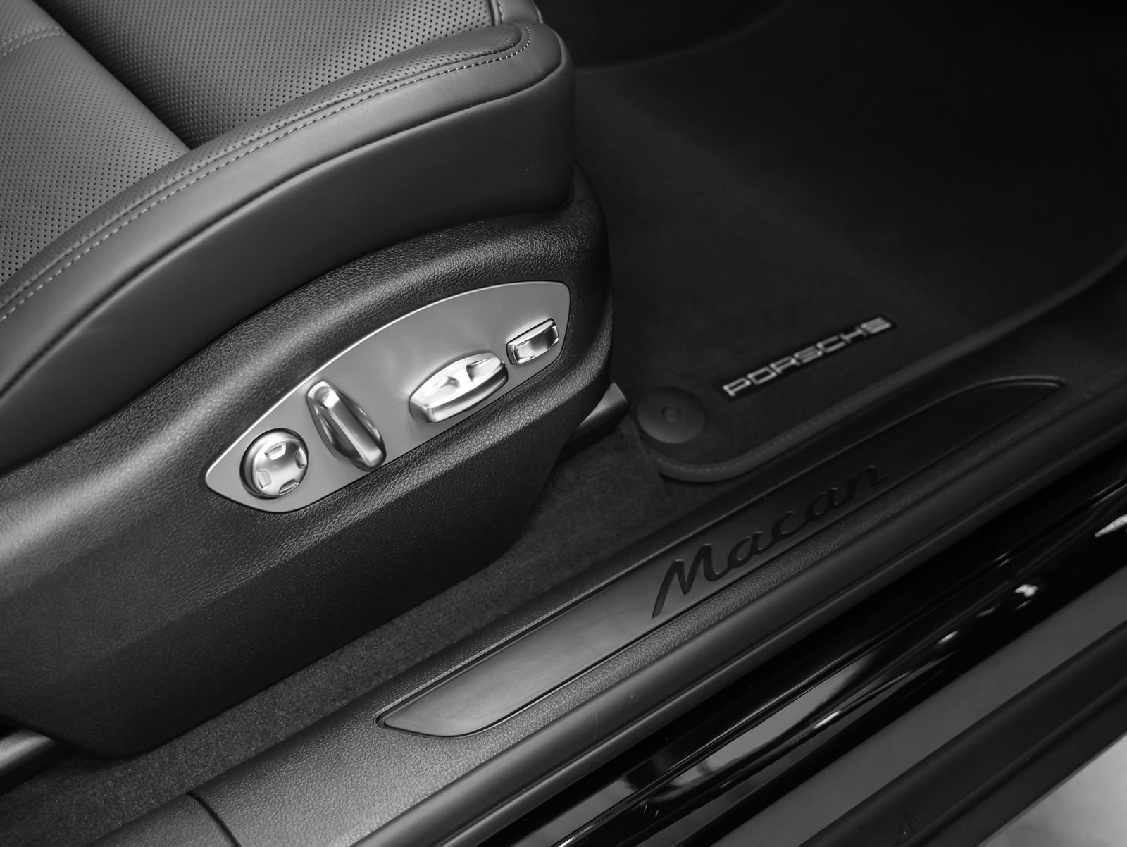 New 2026 Porsche Macan AWD/4WD image 16