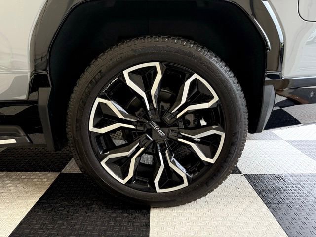 Used 2024 GMC Sierra EV Denali image 12