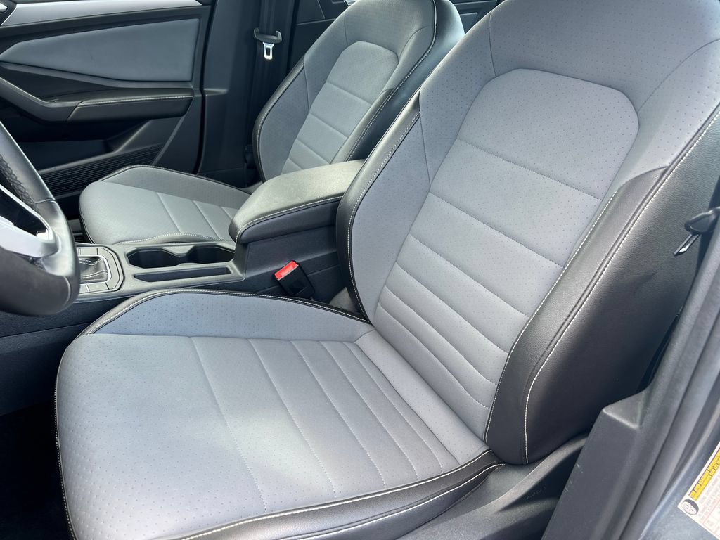 Used 2025 Volkswagen Jetta SE FWD image 11