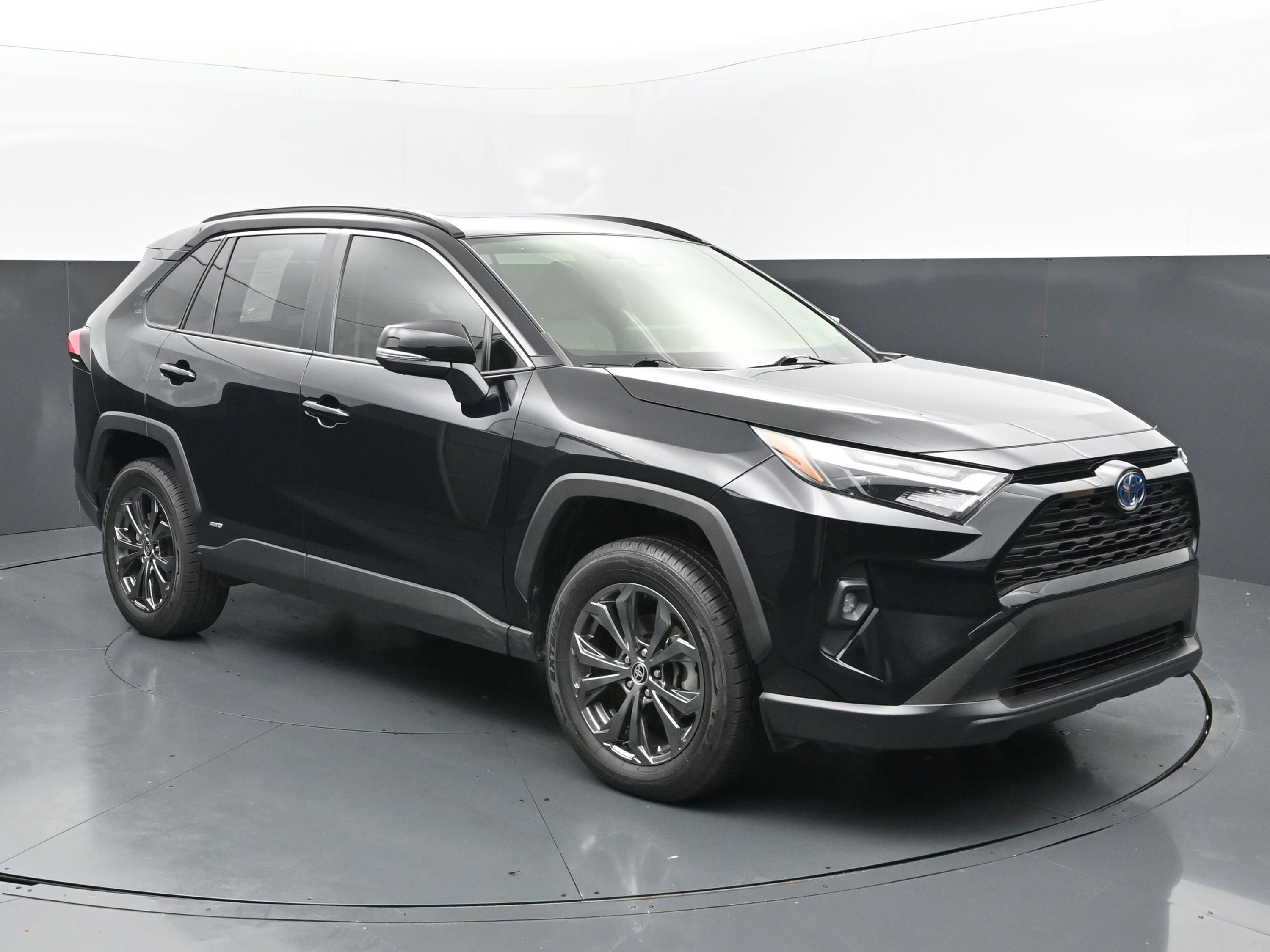 Used 2023 Toyota RAV4 XLE Premium AWD/4WD image 7