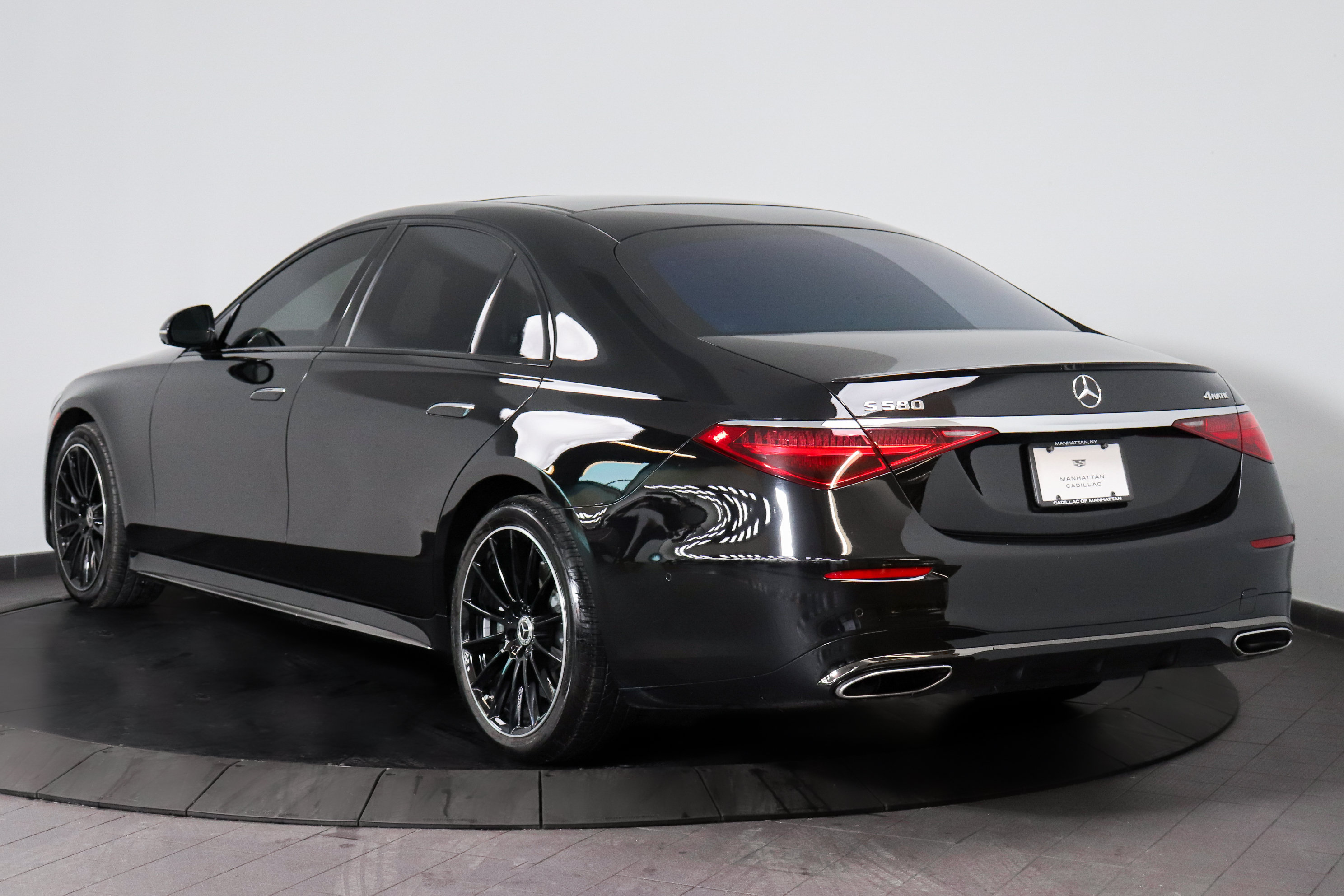 Used 2023 Mercedes-Benz S 580 4MATIC Sedan image 3