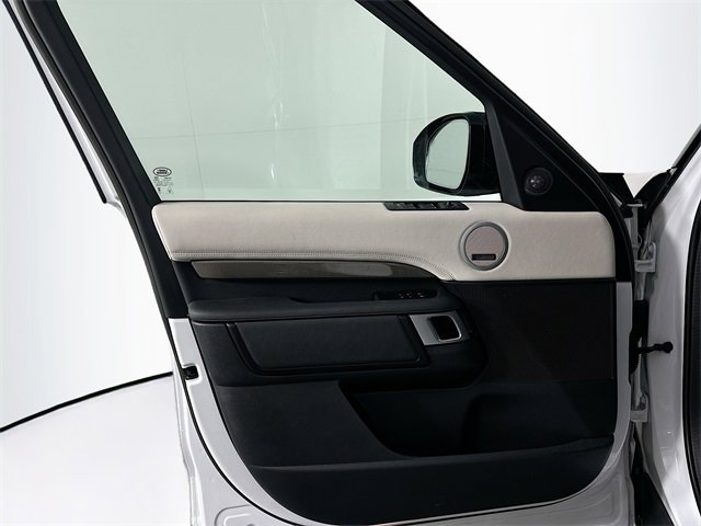 Certified 2023 Land Rover Discovery Metropolitan Edition image 11