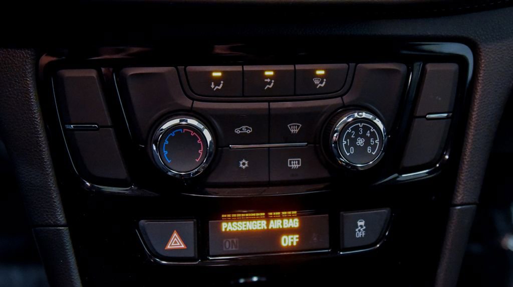 Used 2022 Buick Encore Preferred AWD/4WD image 20