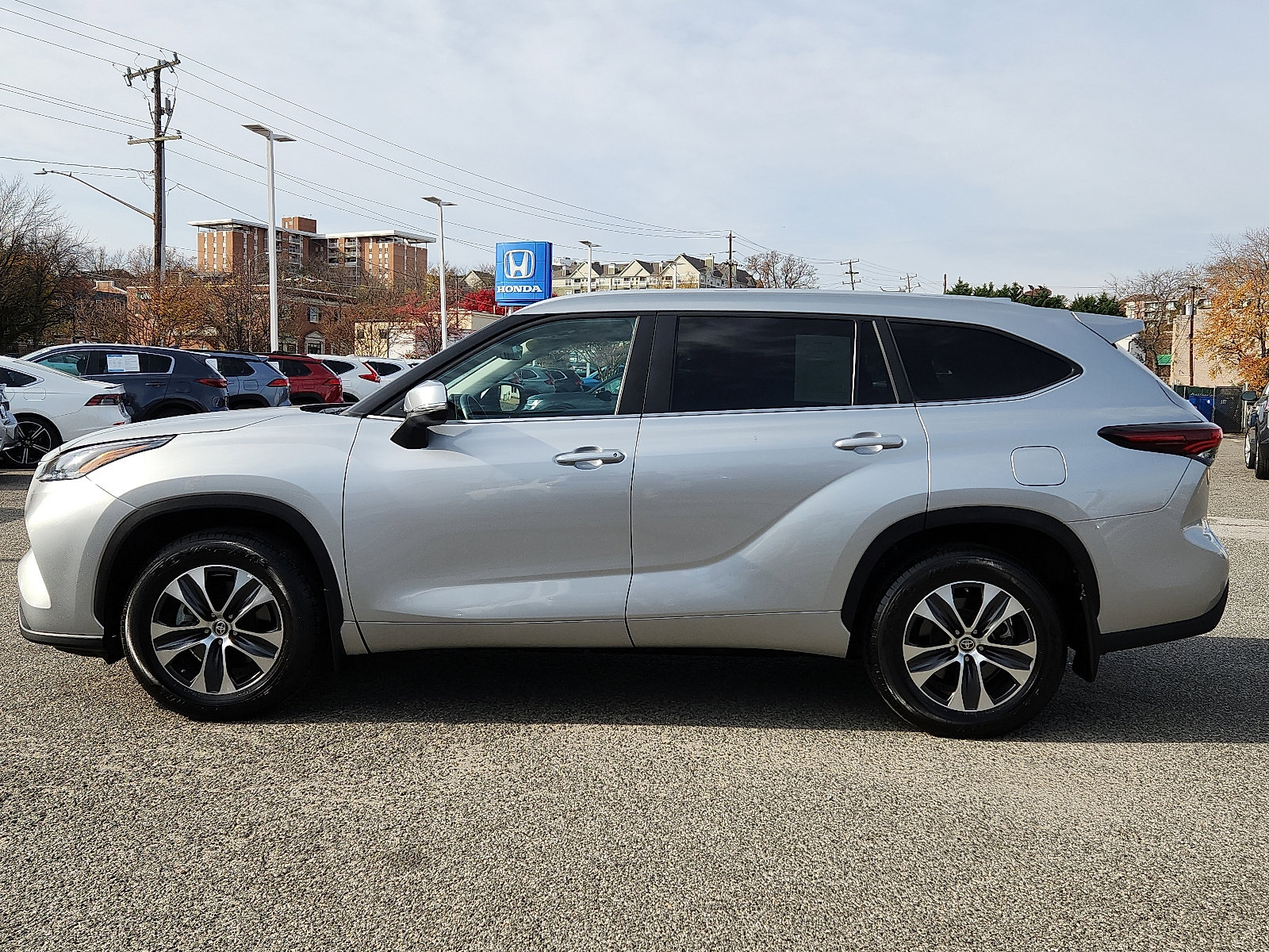 Used 2024 Toyota Highlander XLE image 7