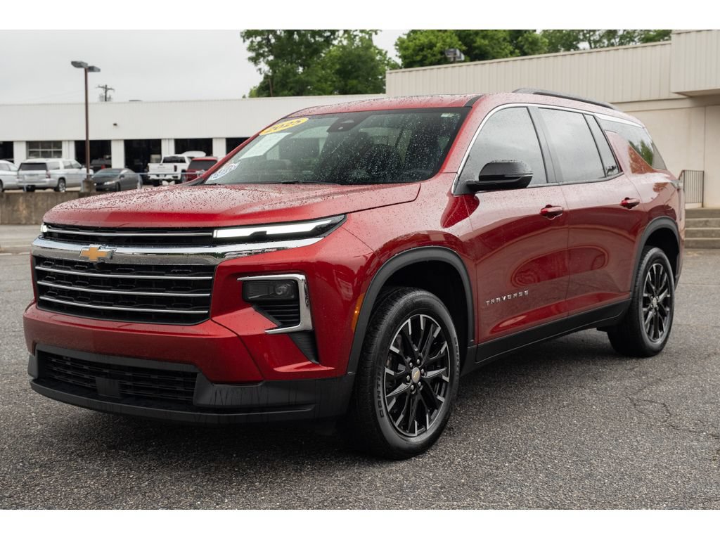 Used 2025 Chevrolet Traverse LT w/ Sun and Wheel Package FWD image 4