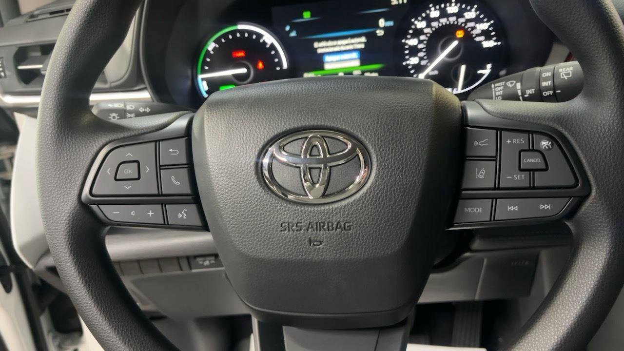 Used 2025 Toyota Sienna LE image 27