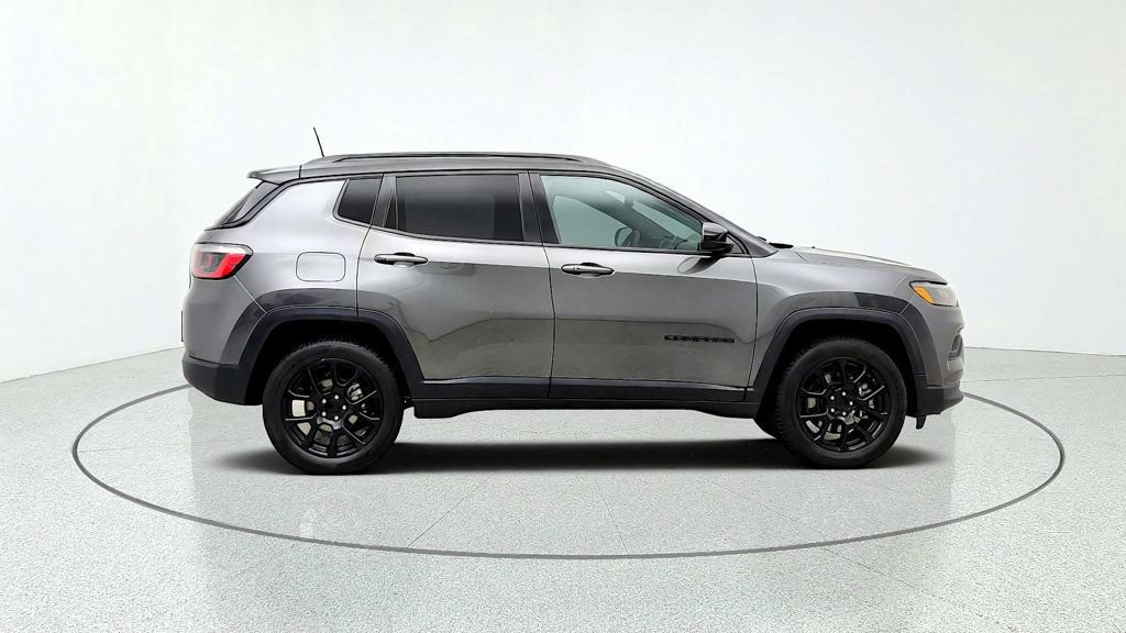 Used 2023 Jeep Compass Latitude w/ Sun and Sound Group AWD/4WD image 4