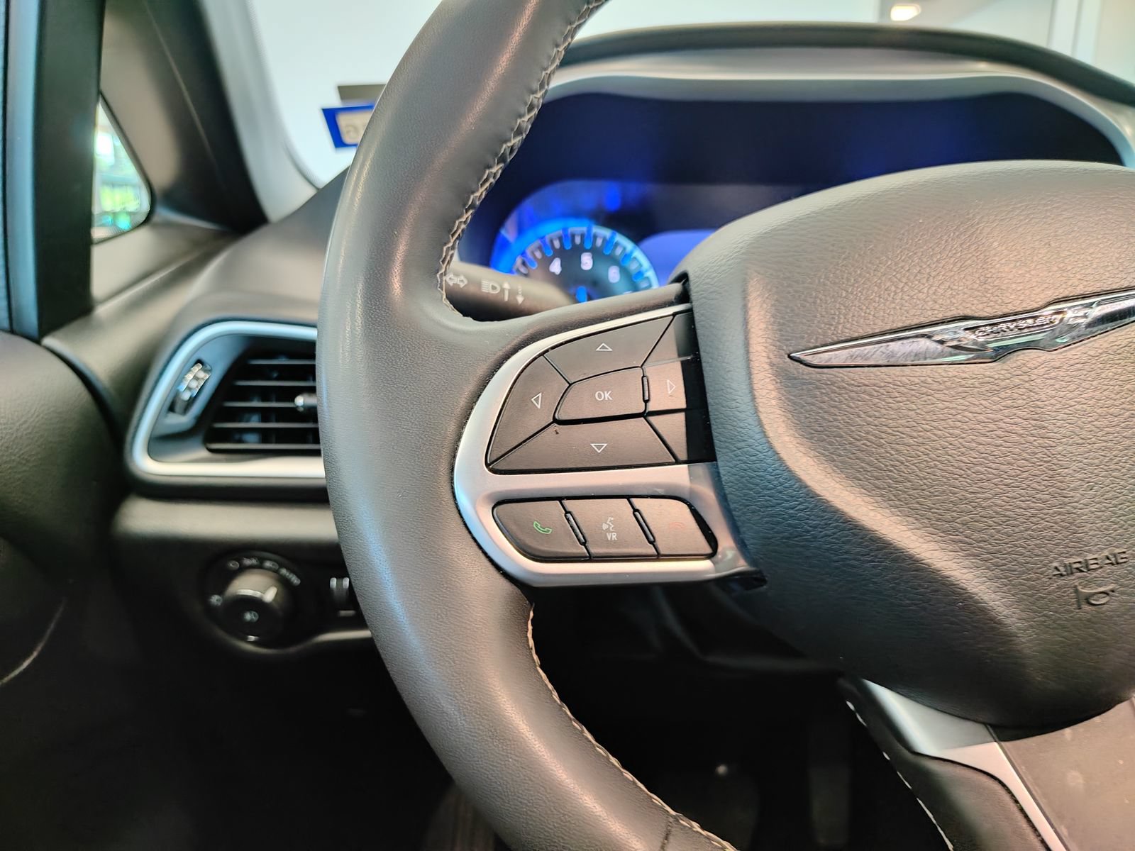 Used 2025 Chrysler Pacifica Select FWD image 9