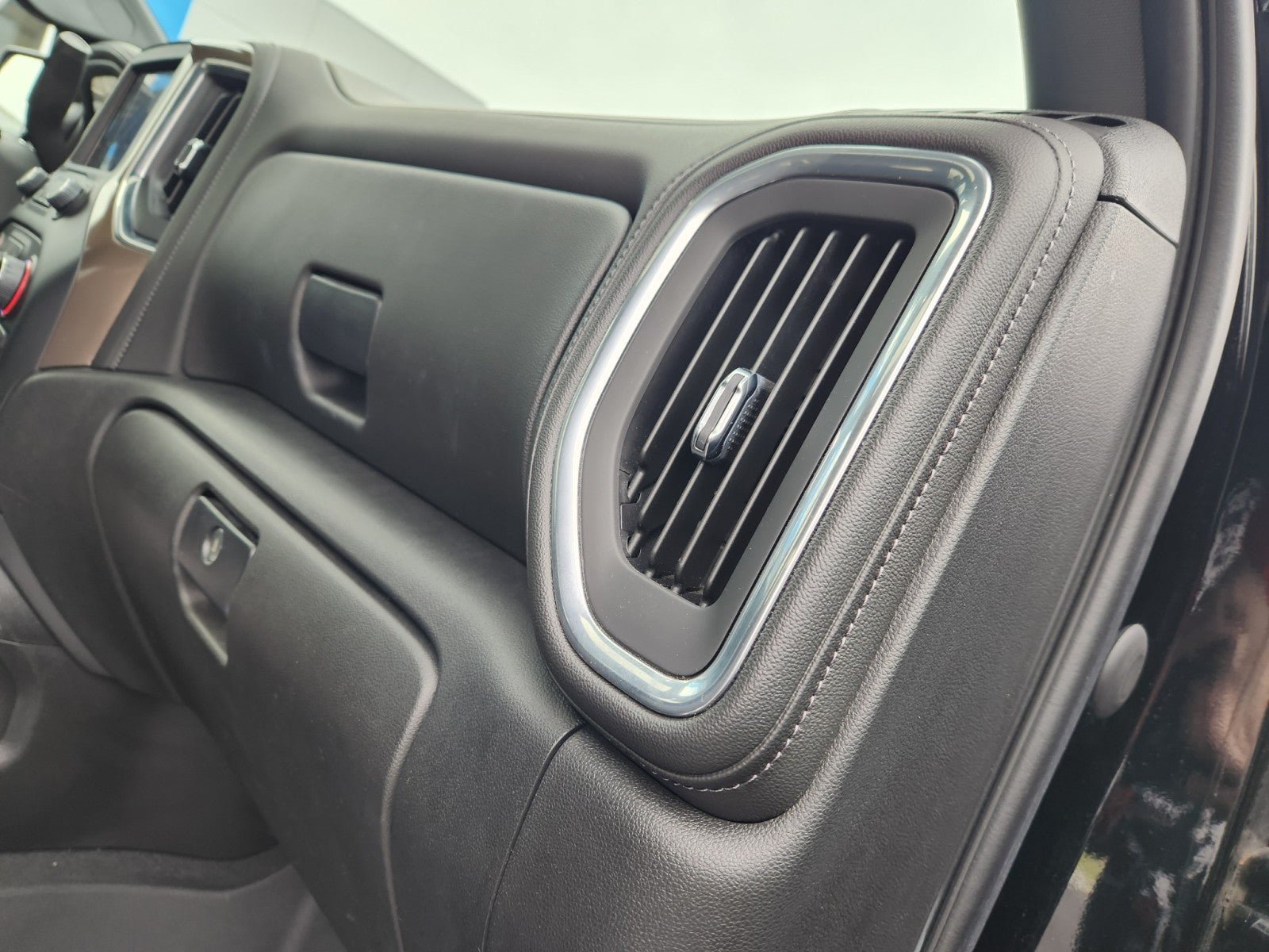 Used 2022 Chevrolet Silverado 1500 High Country AWD/4WD image 16