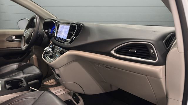 Used 2024 Chrysler Pacifica Touring-L image 32