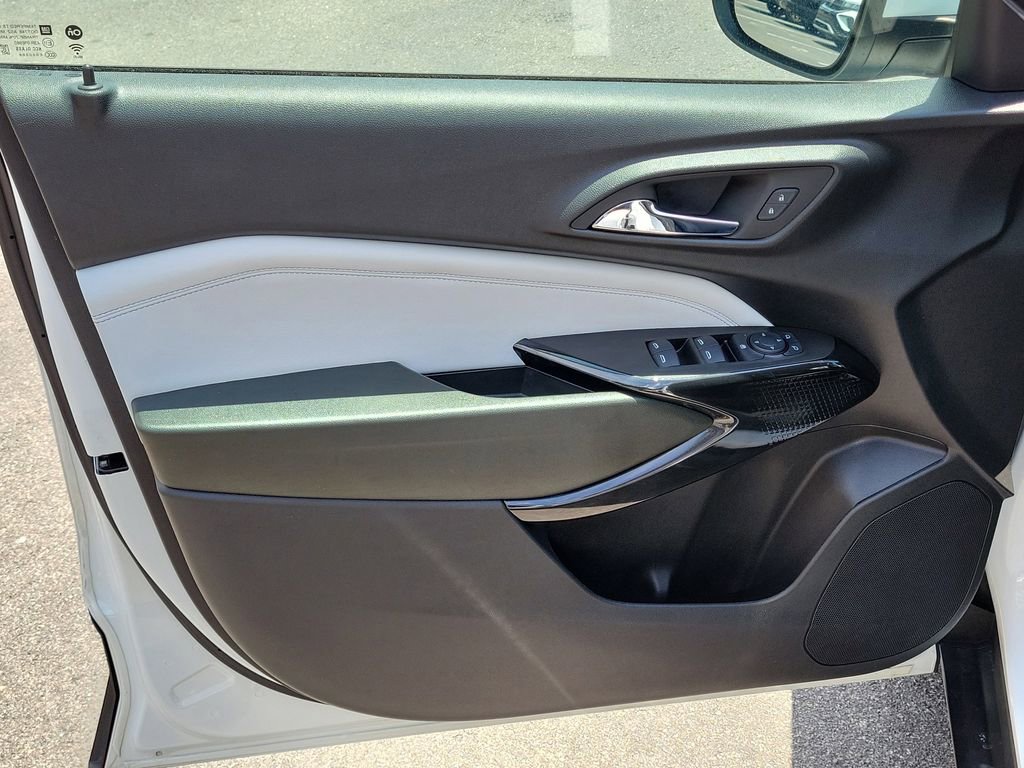 Used 2024 Chevrolet Trax LT w/ Sunroof Package FWD image 17