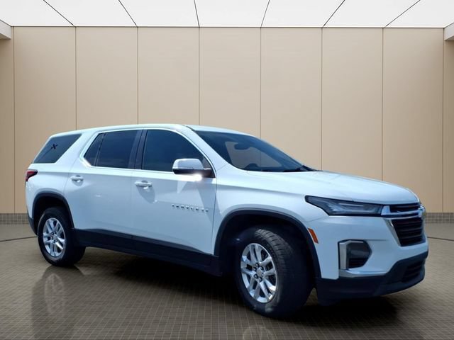 Used 2023 Chevrolet Traverse LS w/ Safety Package FWD image 4