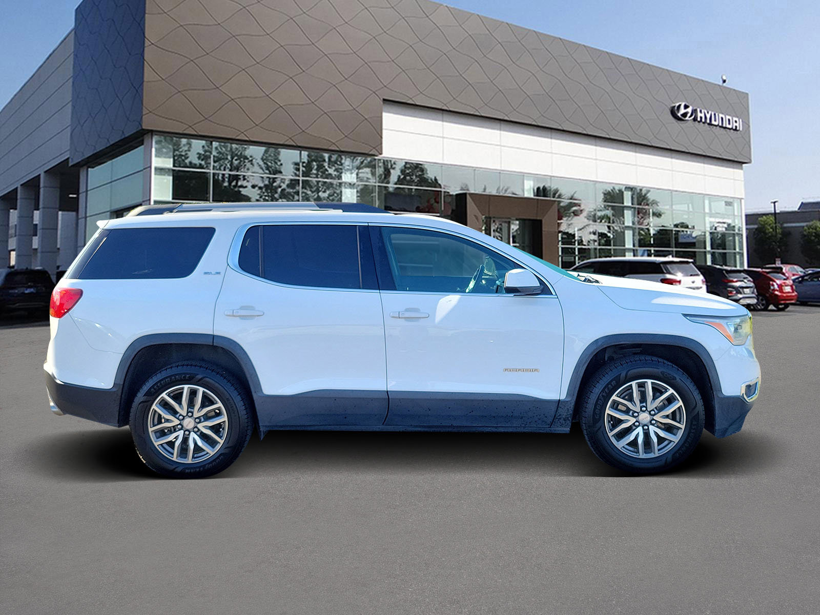 Used 2017 GMC Acadia SLE w/ Driver Alert Package I image 4