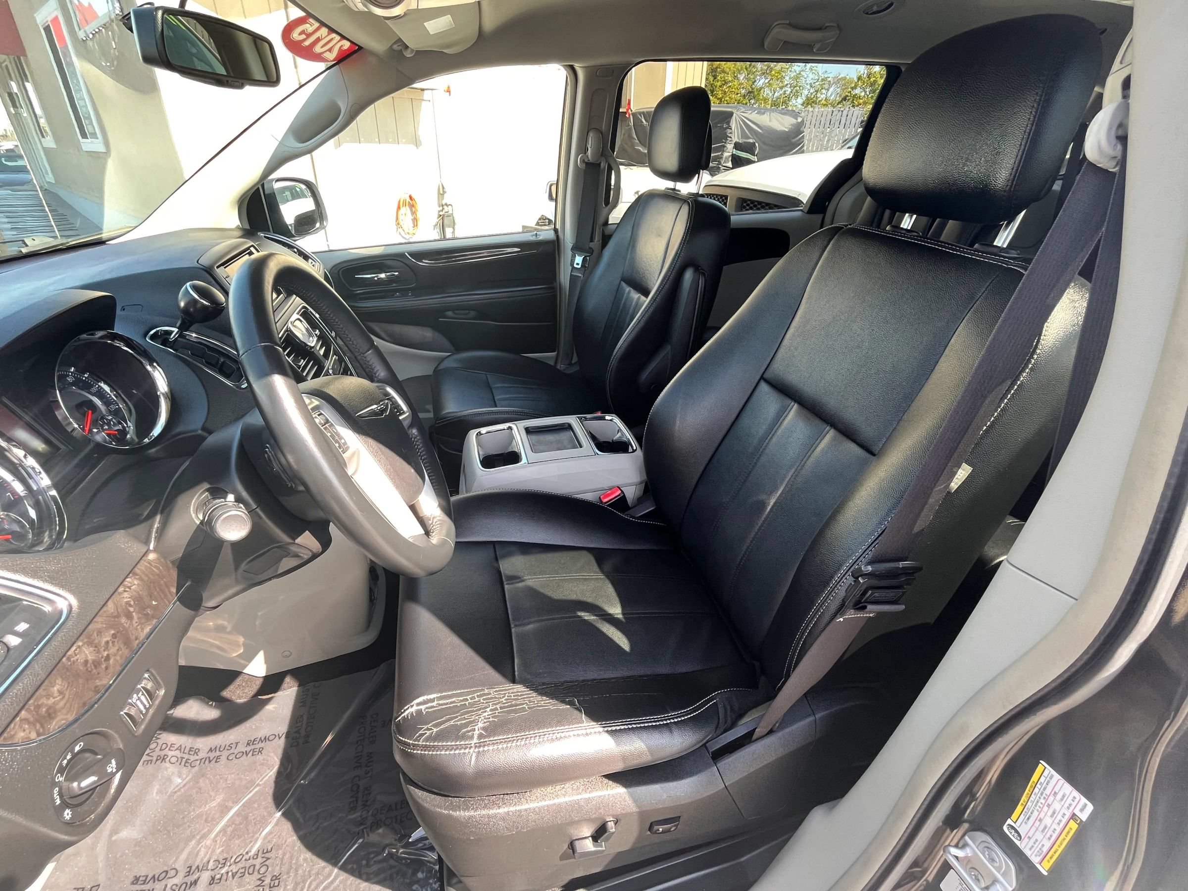 Used 2015 Chrysler Town & Country Touring FWD image 9