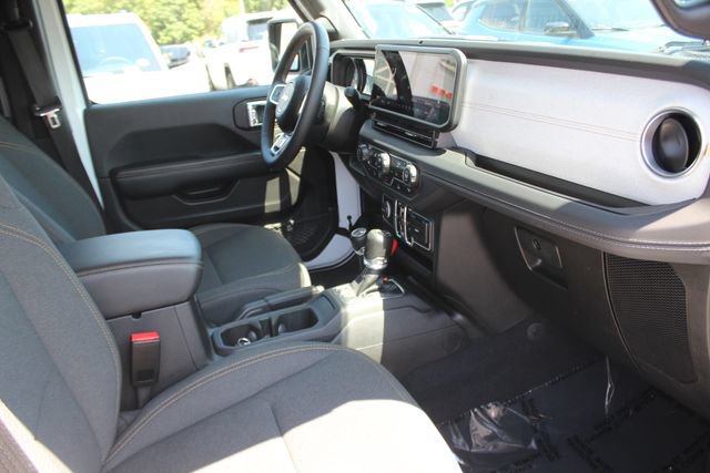 Used 2025 Jeep Wrangler Unlimited Sahara AWD/4WD image 34