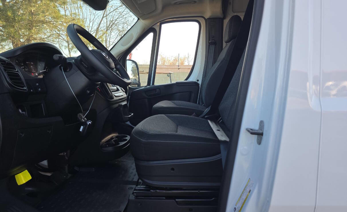 Used 2025 RAM ProMaster 2500 w/ Convenience Group image 9