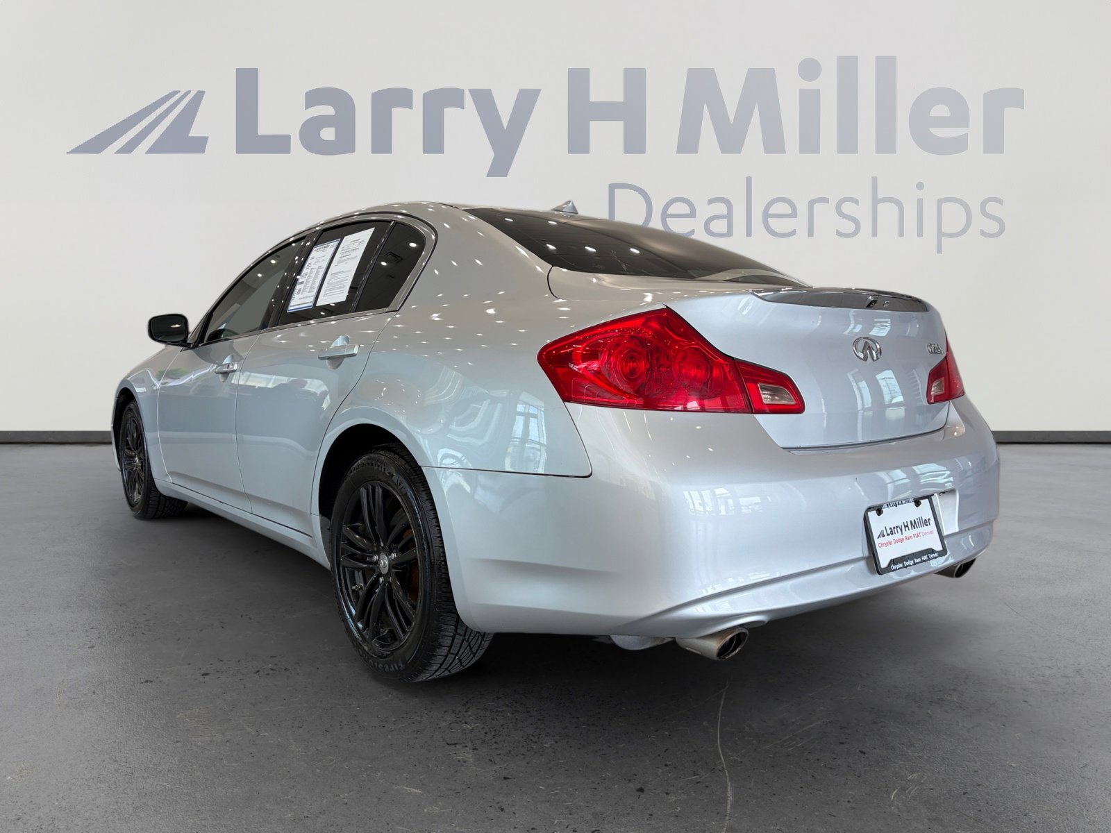 Used 2011 INFINITI G25 x w/ Moonroof Pkg AWD/4WD image 3