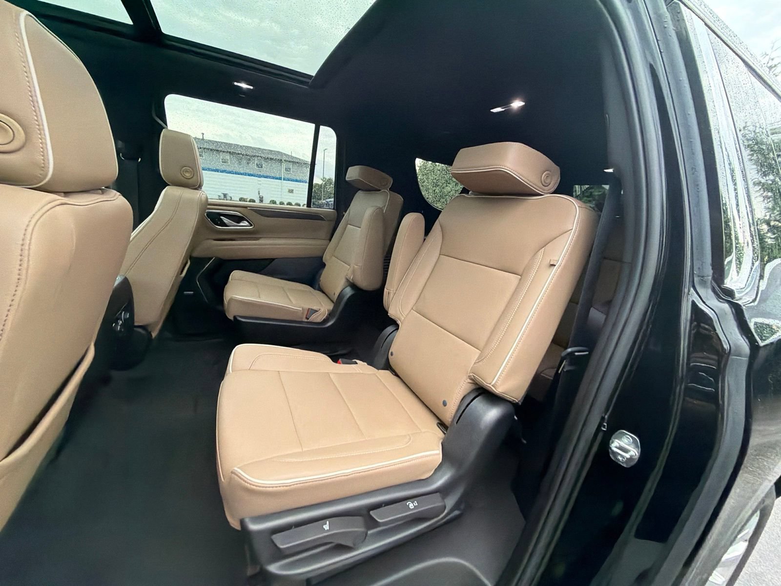 Used 2022 Chevrolet Suburban Premier AWD/4WD image 25