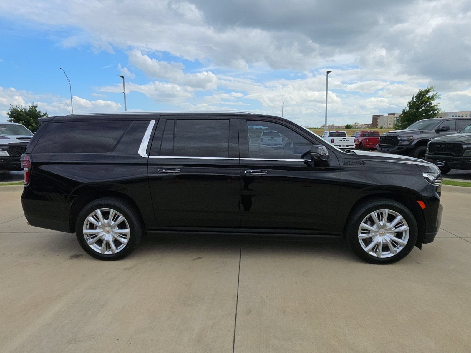 Used 2022 Chevrolet Suburban High Country w/ Max Trailering Package AWD/4WD image 6