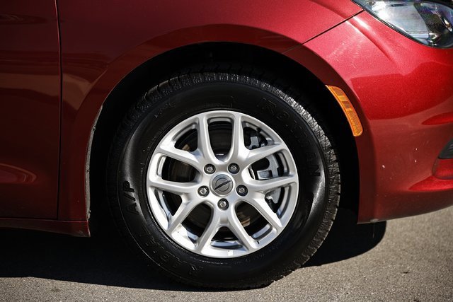 Used 2022 Chrysler Voyager LX image 8