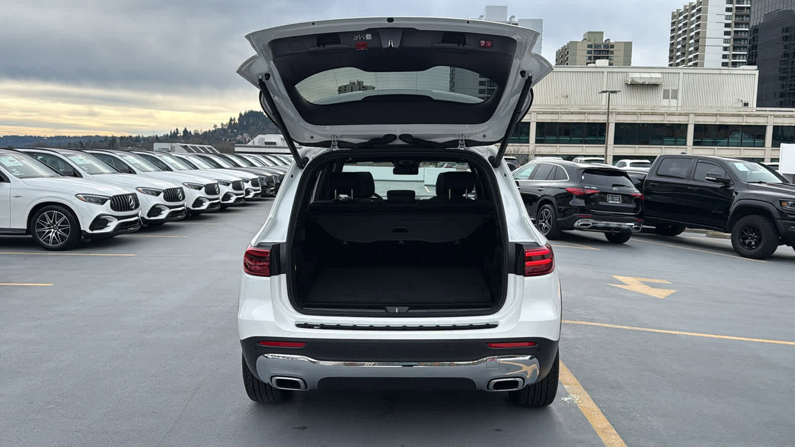 Used 2025 Mercedes-Benz GLB 250 4MATIC image 8