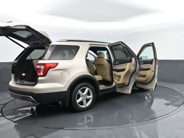 Used 2017 Ford Explorer XLT w/ Equipment Group 202A AWD/4WD image 33