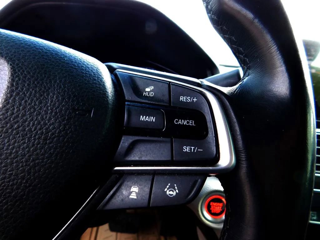 Used 2018 Honda Accord Touring image 16