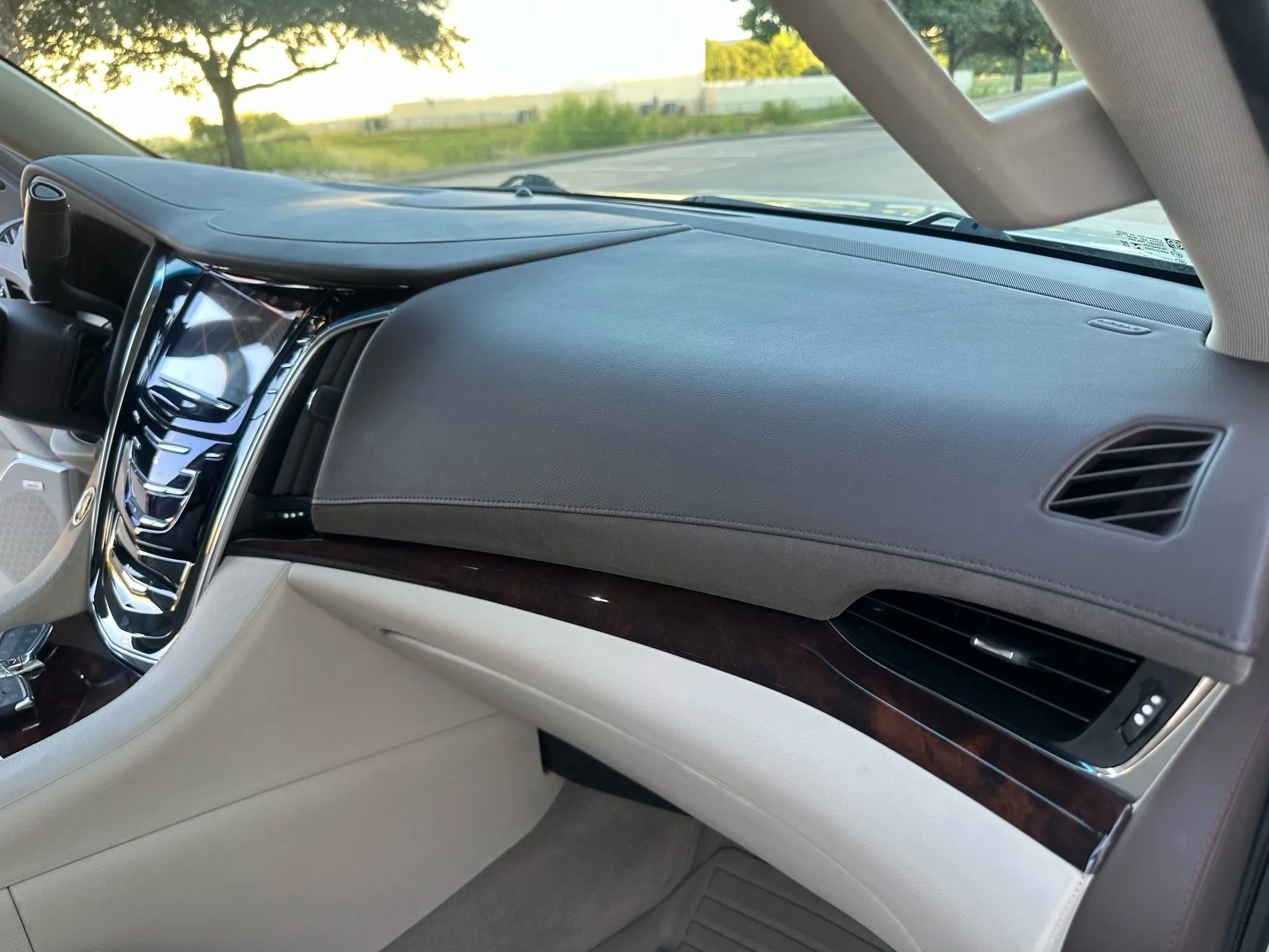 Used 2015 Cadillac Escalade Luxury image 30