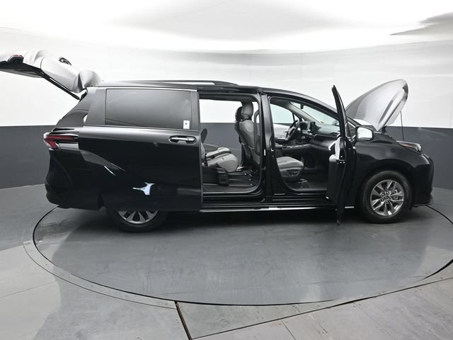 Used 2026 Toyota Sienna XLE AWD/4WD image 57