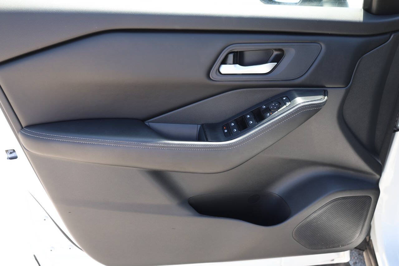Used 2025 Nissan Rogue SV AWD/4WD image 12