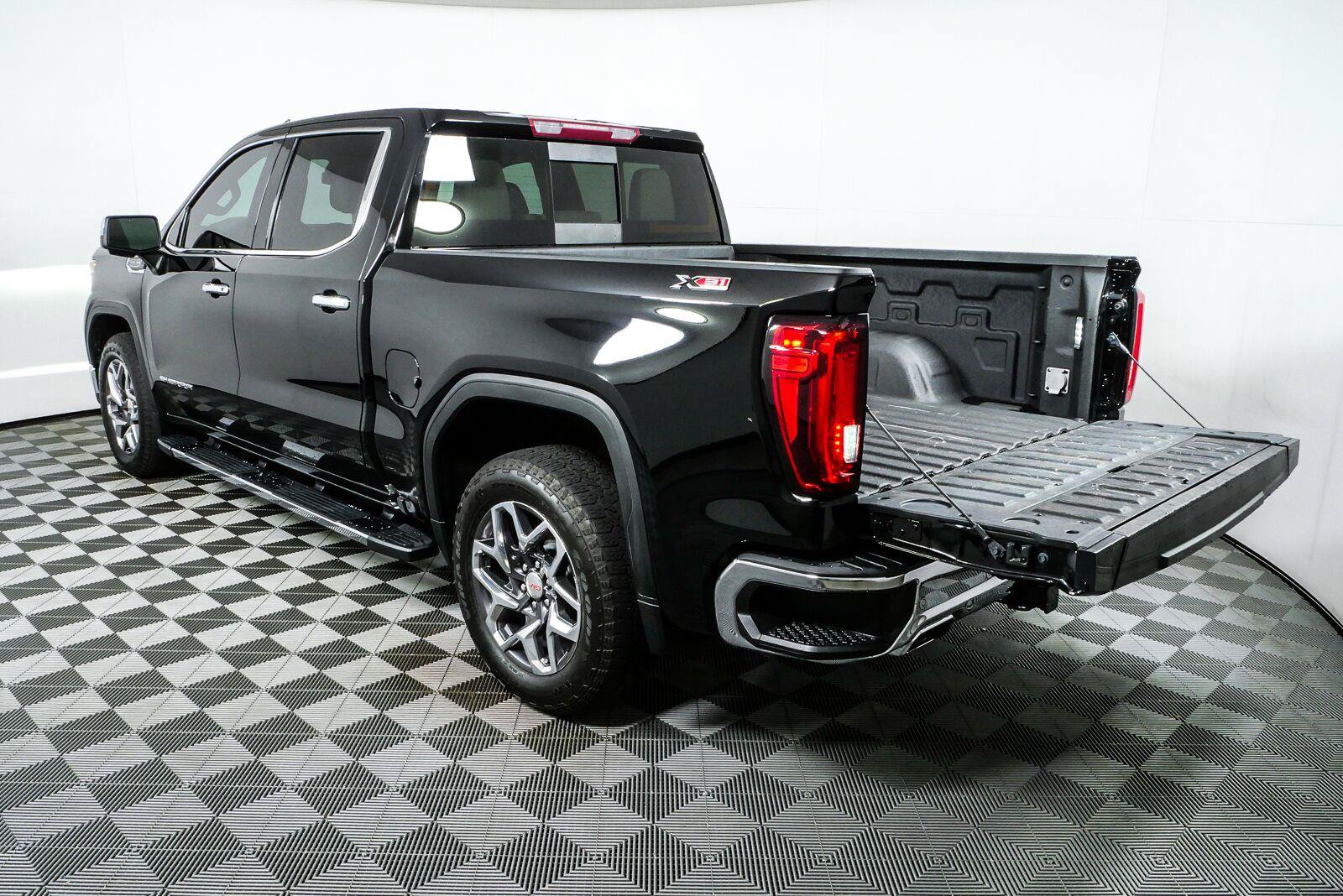 Used 2024 GMC Sierra 1500 SLT w/ SLT Premium Plus Package AWD/4WD image 32