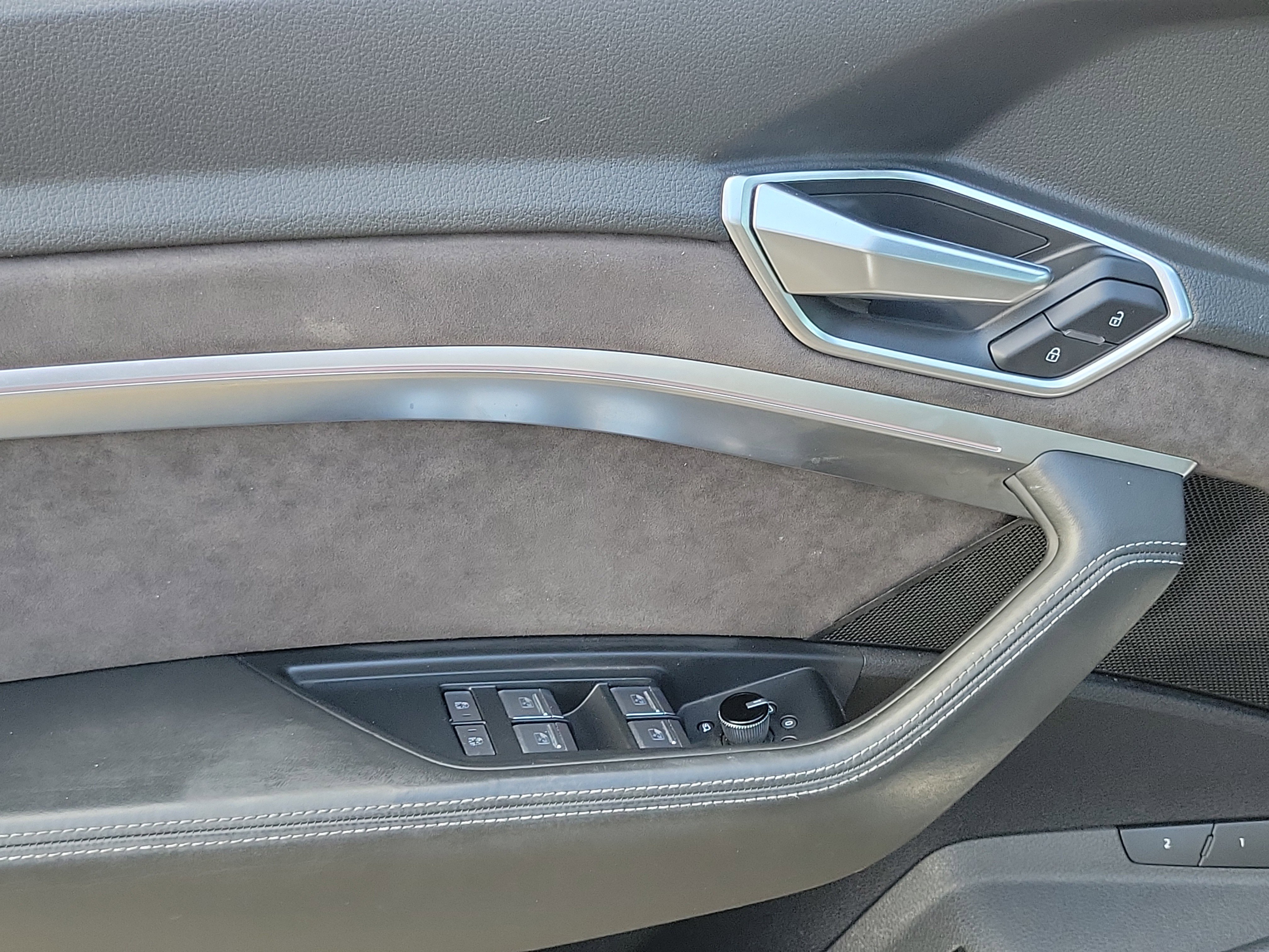 Used 2019 Audi e-tron Prestige w/ Prestige Package AWD/4WD image 21