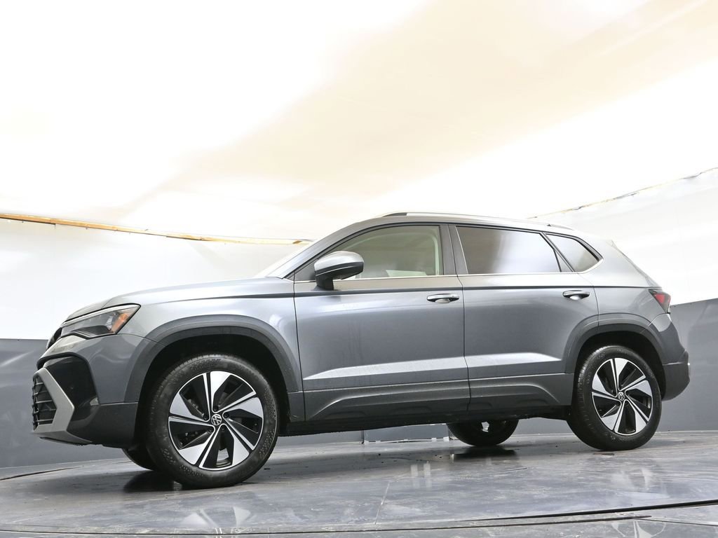 Used 2025 Volkswagen Taos SE w/ Panoramic Sunroof Package image 30