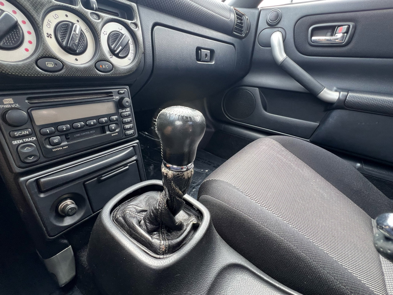 Used 2002 Toyota MR2 image 36