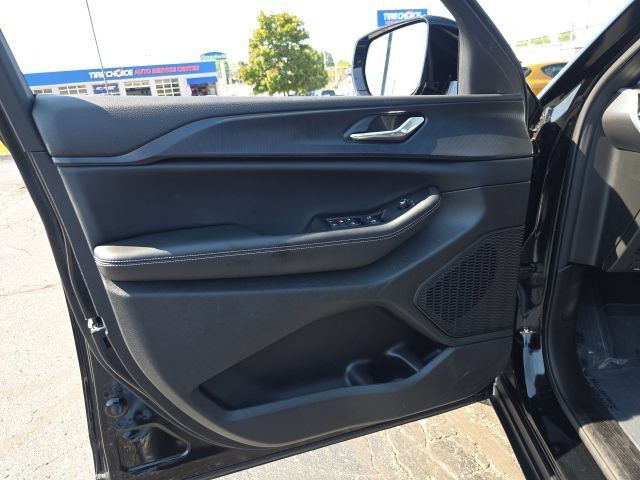 Used 2025 Jeep Grand Cherokee Altitude AWD/4WD image 10